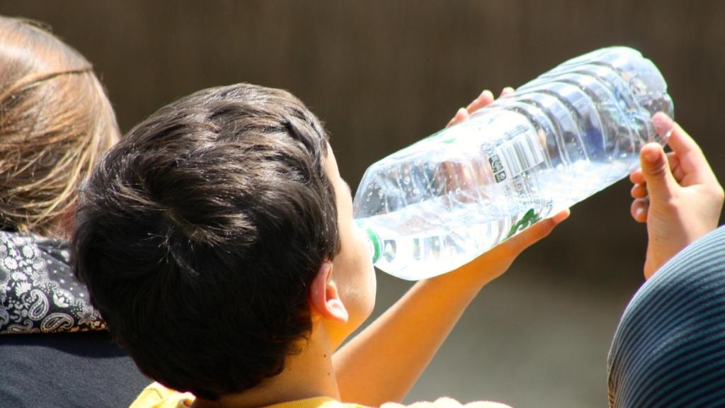 Un niño bebe agua embotellada, en una imagen de archivo.