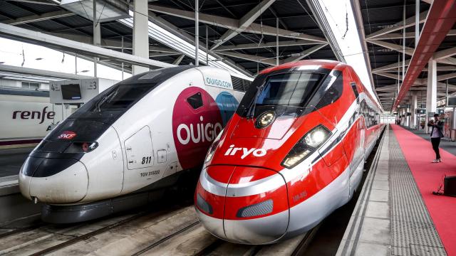 Un tren Iryo y Ouigo
