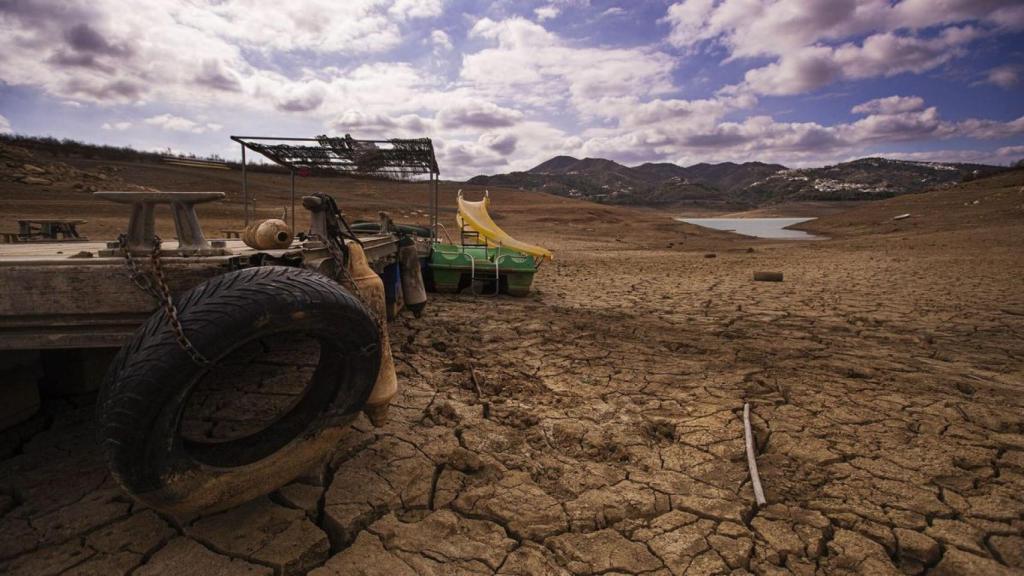 Imagen de un embarcadero en el embalse de La Viñuela. (Archivo)
