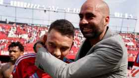 Giráldez abraza a Aspas al final del partido ante el Sevilla.