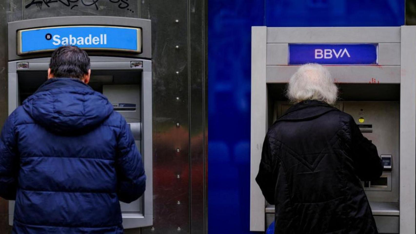 Montaje de dos fotografías de dos personas utilizando sendos cajeros de Sabadell y BBVA.
