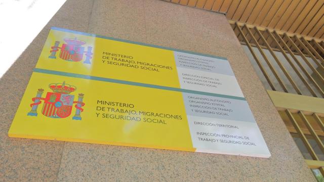 Fotografía de la fachada del edifico del Ministerio de Trabajo, Seguridad Social y Migraciones.