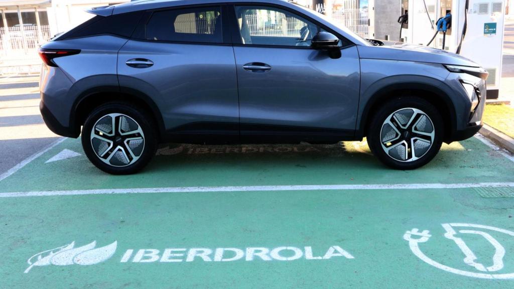 El Omoda 5 eléctrico carga a una potencia máxima de 80 kW.