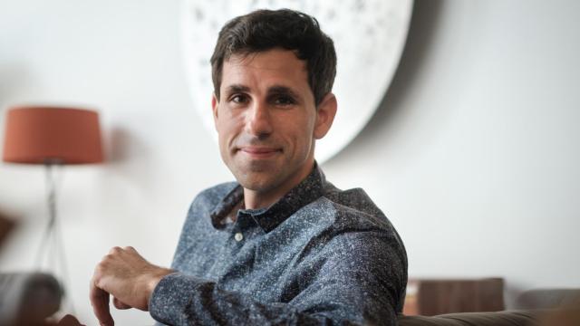 El investigador gallego César de la Fuente, autor del estudio
