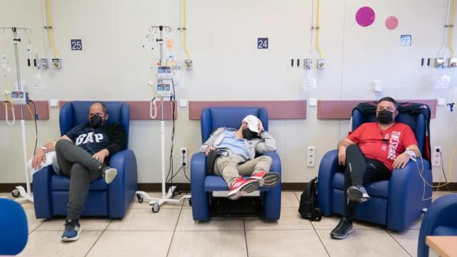 Pacientes en un hospital de día recibiendo tratamiento contra el cáncer.