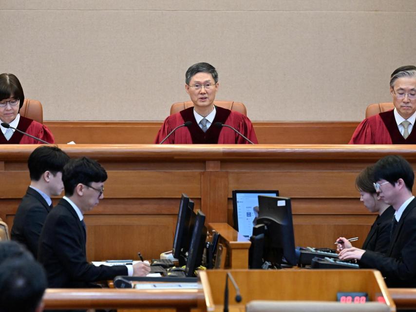 Moon Hyung-bae habla durante el fallo final sobre juicio político al presidente Yoon, en Seúl,