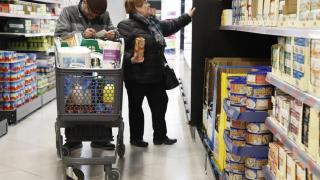 En la imagen, varias personas hacen la compra en un supermercado de Madrid.