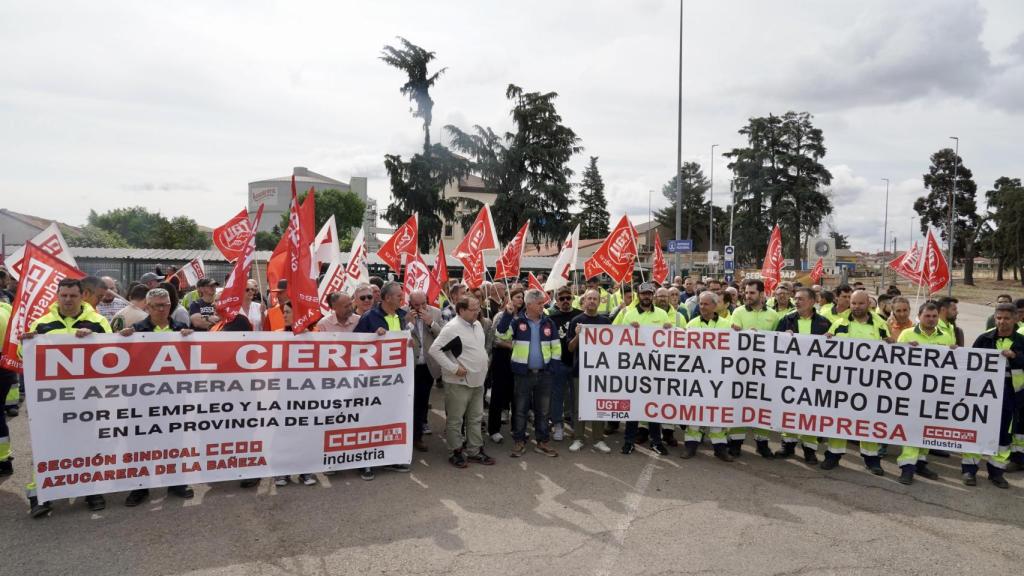 Concentración de los trabajadores de la planta de Azucarera en el municipio leonés de La Bañeza, este miércoles en la puerta de la fábrica
