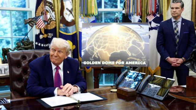 El presidente de EEUU, Donald Trump, realiza un anuncio sobre el escudo antimisiles Golden Dome junto al secretario de Defensa, Pete Hegseth, en el Despacho Oval de la Casa Blanca, en Washington, el 20 de mayo de 2025.