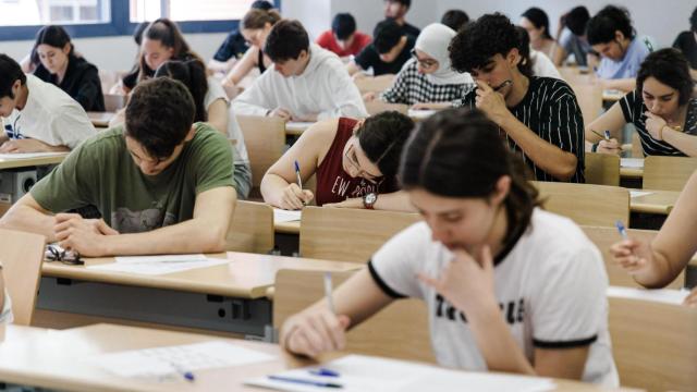 Estudiantes realizando un examen de la PAU en Madrid.