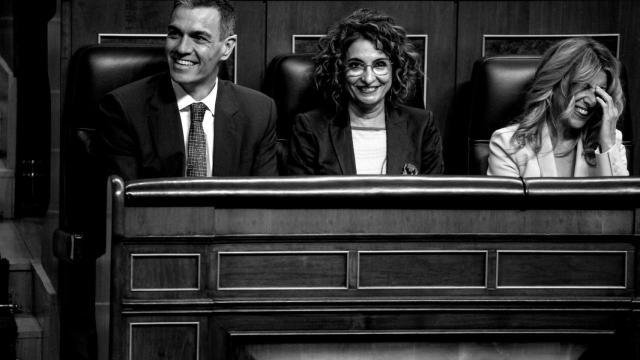(I-D) El presidente del Gobierno, Pedro Sánchez; la vicepresidenta primera y ministra de Hacienda, María Jesús Montero y la vicepresidenta segunda y ministra de Trabajo, Yolanda Díaz, durante una sesión plenaria, en el Congreso de los Diputados, a 8 de mayo de 2025, en Madrid (España).