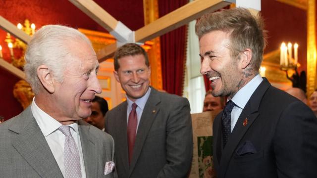 Carlos III y David Beckham, en una fotografía de archivo.