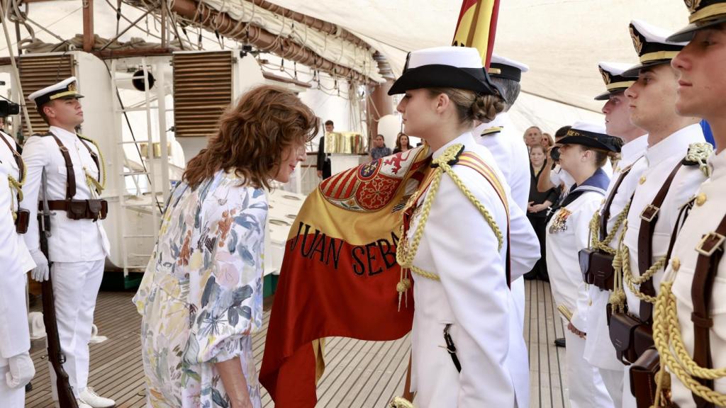 La Princesa, junto a una de las personas que se han acercado este 6 de junio para jurar la bandera.
