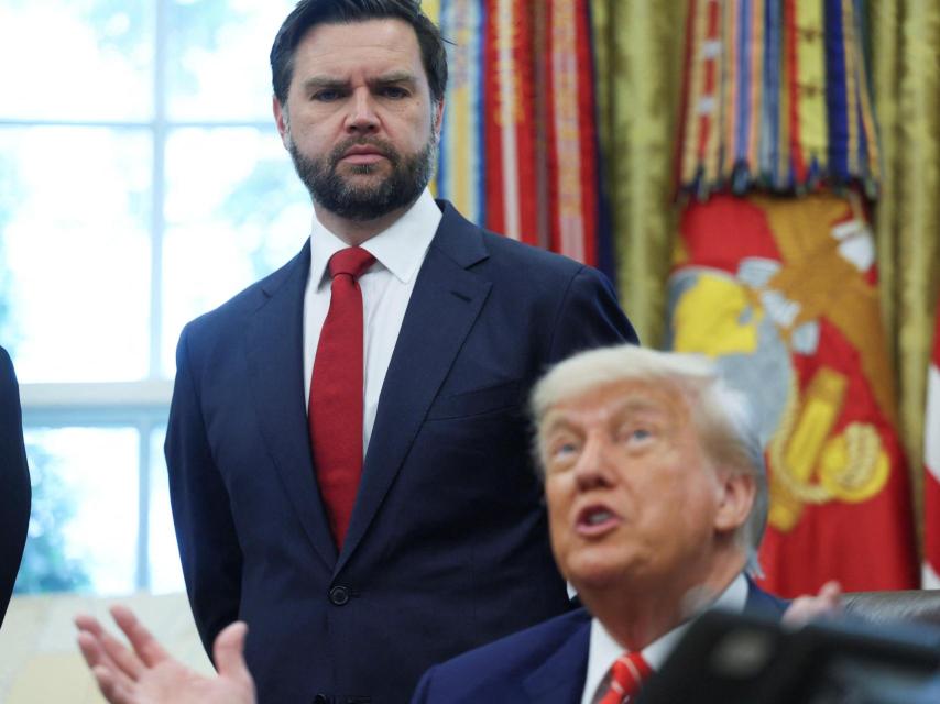 JD Vance escucha mientras Trump hace un anuncio sobre un acuerdo comercial con Reino Unido, en el Despacho Oval, el 8 de mayo de 2025.