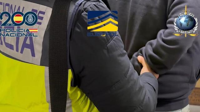 Imagen de la detención de uno de los implicados en la trama.