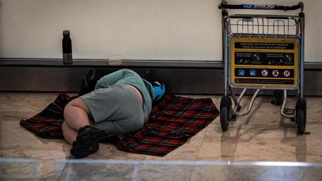 Un indigente durmiendo en Barajas.