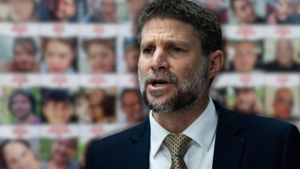 El ministro de Finanzas, Bezalel Smotrich, con un cartel con los rostros de rehenes.