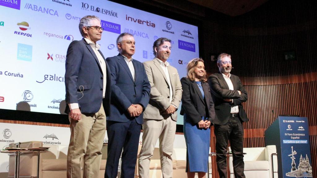 Heriberto García Porto, secretario xeral de Vivienda e Urbanismo de la Xunta de Galicia; María Paz Sangiao, responsable de Urbanismo de BREEAM España; Diego Freire Coloma, director general de Zero Housing y Luciano Alfaya, decano del Colexio Oficial de Arquitectos de Galicia (COAG).