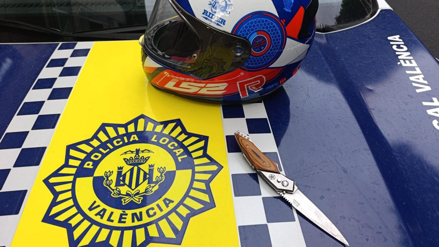 Casco y navaja intervenidos al conductor. Policía Local