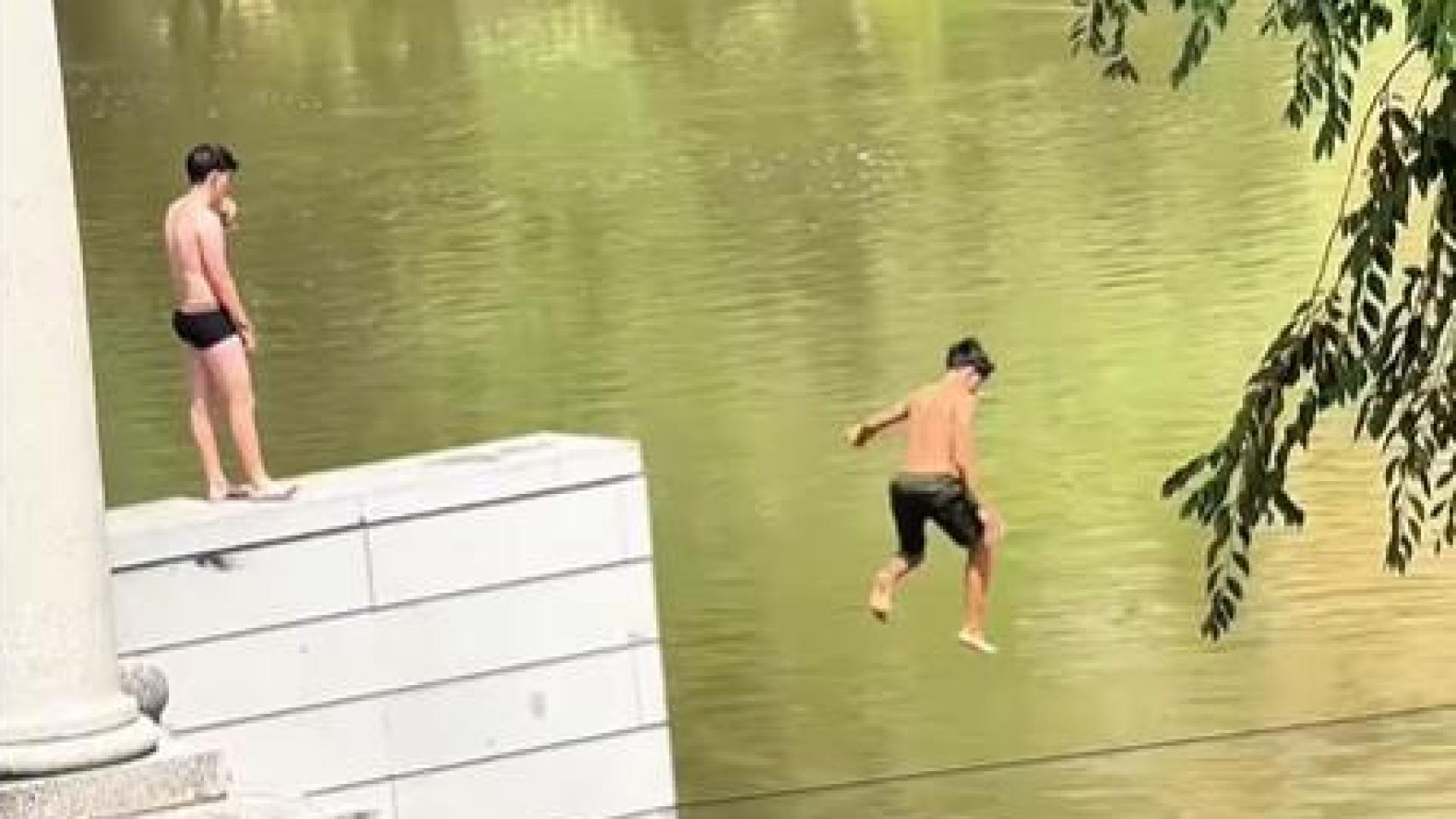Dos jóvenes bañándose en el Tajo en Toledo. Foto: Instagram @ser0noser.