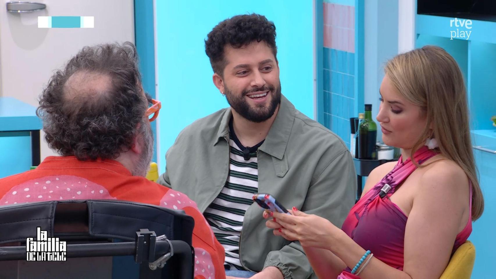 Bob Pop, Javier de Hoyos y Alba Carrillo en ‘La familia de la tele’.