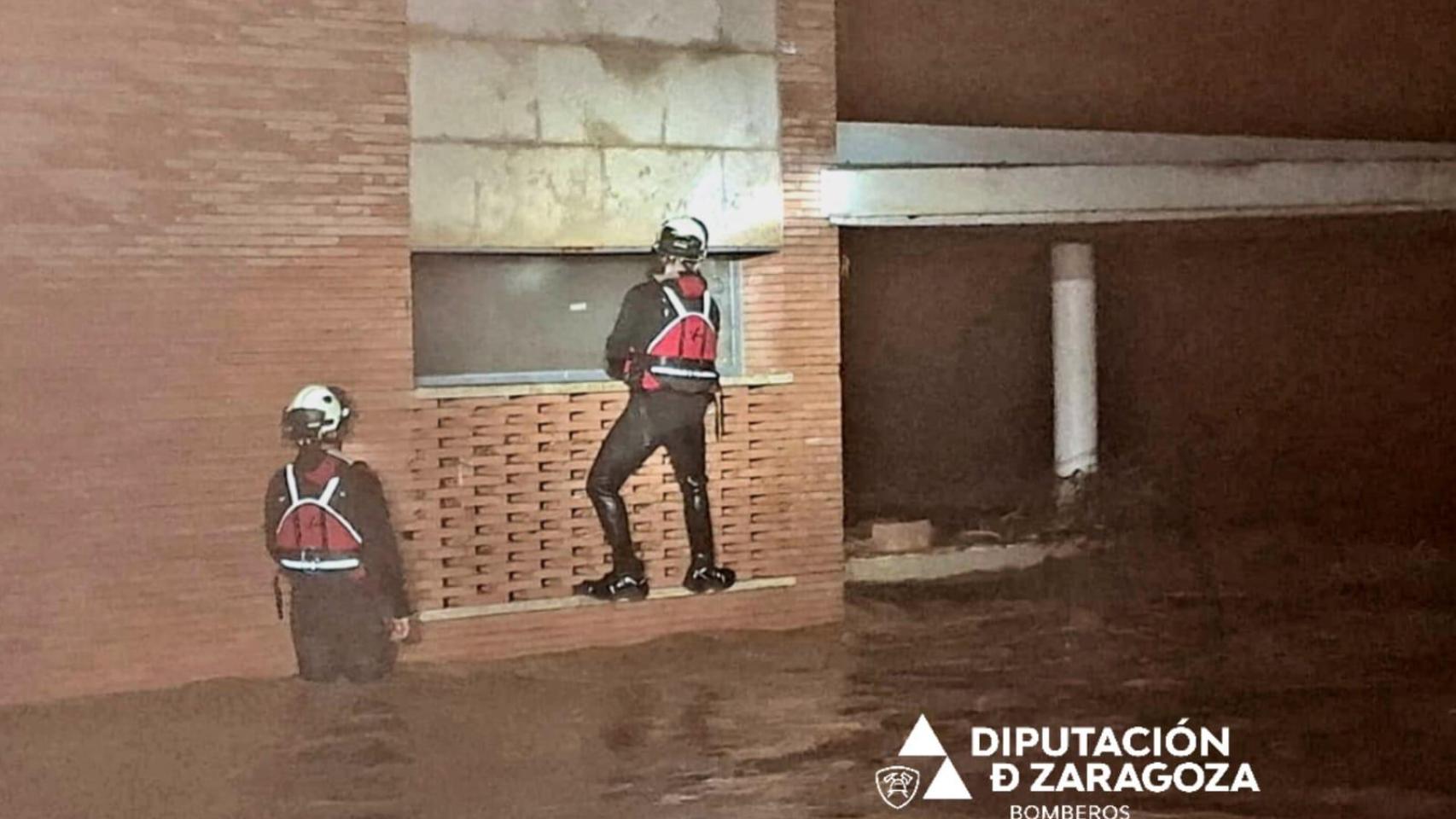Momento del rescate en el centro de salud de Azuara