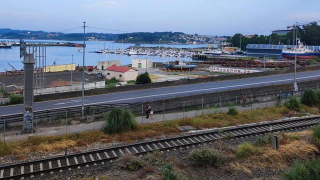 Infraestructura ferroviaria en la zona portuaria de Oza en A Coruña.